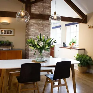 Hues Piece Paynes Farm Holiday home